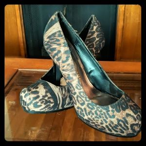 Sofia Vergara lace Leppard print pumps